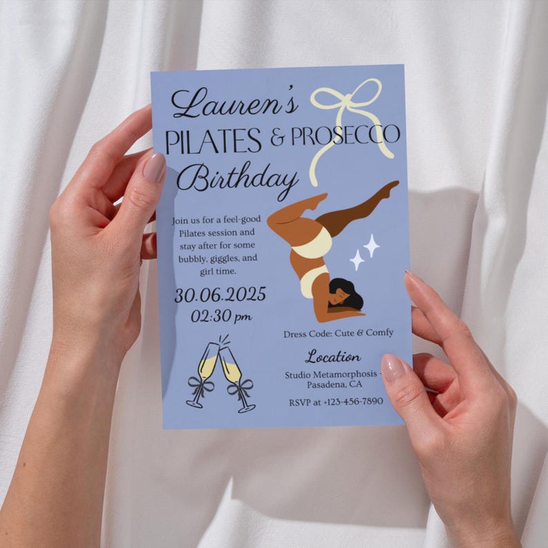 Puede incluir: Una tarjeta de invitaci&oacute;n azul claro con el texto "Lauren's Pilates & Prosecco Birthday". La tarjeta presenta una ilustraci&oacute;n de una persona haciendo Pilates, copas de champ&aacute;n y detalles del evento. El c&oacute;digo de vestimenta es "Cute & Comfy".