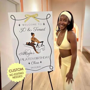 Może przedstawiać: Znak na sztaludze z napisem "WELCOME TO 30 & Toned" i "Allison's PILATES BIRTHDAY Class 09.13.2025". Kobieta w ż&oacute;łtym stroju do ćwiczeń stoi obok znaku. Ż&oacute;łta naklejka m&oacute;wi "CUSTOM NO EDITING NEEDED".