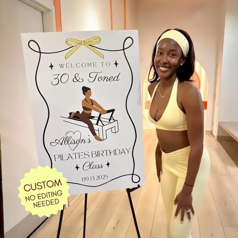 Może przedstawiać: Znak na sztaludze z napisem "WELCOME TO 30 & Toned" i "Allison's PILATES BIRTHDAY Class 09.13.2025". Kobieta w ż&oacute;łtym stroju do ćwiczeń stoi obok znaku. Ż&oacute;łta naklejka m&oacute;wi "CUSTOM NO EDITING NEEDED".