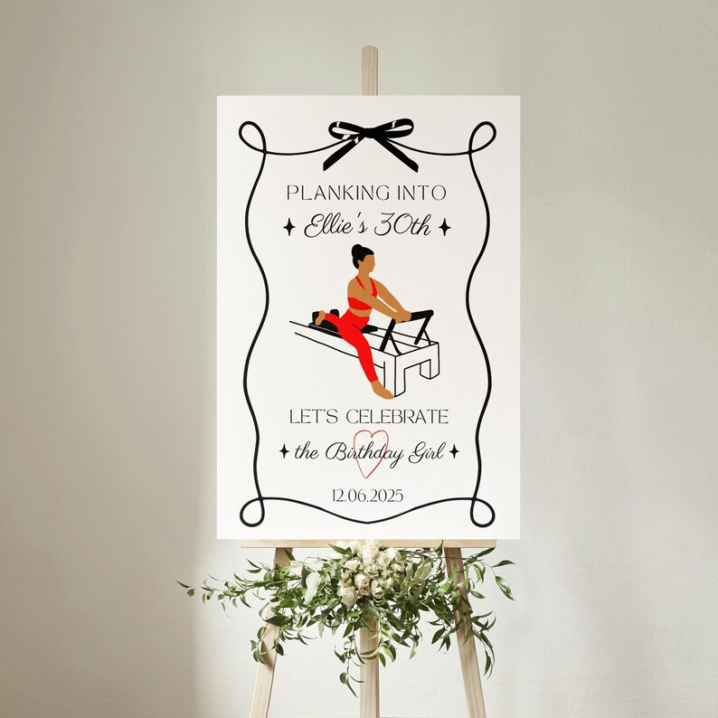 Może przedstawiać: Biały znak na sztaludze z napisem "Planking into Ellie's 30th" i "Let's Celebrate the Birthday Girl". Znak zawiera czarną kokardę, ozdobne wiry i ilustrację osoby na maszynie do pilatesu. Data 12.06.2025 jest r&oacute;wnież uwzględniona.