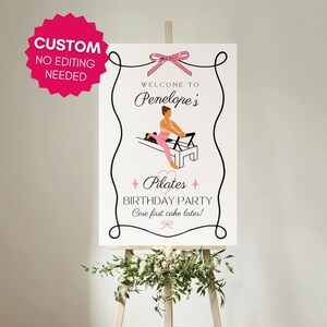 Może przedstawiać: Biały znak na sztaludze z napisem "WELCOME TO Penelope's Pilates BIRTHDAY PARTY Core first cake later!" czcionką w kolorze czarnym. R&oacute;żowa kokarda i ilustracja osoby ćwiczącej Pilates znajdują się r&oacute;wnież na znaku. R&oacute;żowa gwiazda z napisem "CUSTOM NO EDITING NEEDED" znajduje się w lewym g&oacute;rnym rogu.