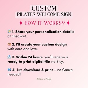 Może przedstawiać: R&oacute;żowa grafika z tekstem "CUSTOM PILATES WELCOME SIGN" i "HOW IT WORKS?" w ozdobnej czcionce. Kroki obejmują udostępnianie danych personalizacji, tworzenie niestandardowego projektu, otrzymywanie pliku cyfrowego oraz pobieranie i drukowanie.