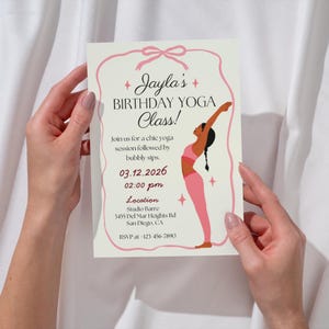 Puede incluir: Una invitaci&oacute;n crema y rosa para una clase de yoga de cumplea&ntilde;os. La invitaci&oacute;n incluye el texto "Jayla's Birthday Yoga Class!" y detalles del evento. Tambi&eacute;n se incluye un gr&aacute;fico de una mujer en una postura de yoga. La invitaci&oacute;n est&aacute; sostenida por dos manos.