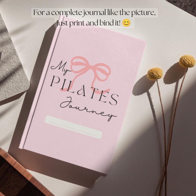 K&ouml;nnte beinhalten: Ein hellrosa Journal mit einer dunkelrosa Schleifengrafik und dem Text "My PILATES Journey" auf dem Einband. &Uuml;ber dem Journal steht der Text "For a complete journal like the picture, just print and bind it!" mit einem l&auml;chelnden Emoji.