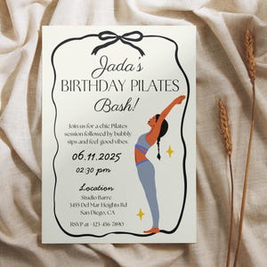 Puede incluir: Invitaci&oacute;n para el &laquo;&nbsp;Birthday Pilates Bash&nbsp;&raquo; de Jada. Borde negro con un lazo. Ilustraci&oacute;n de una mujer en postura de yoga. La fecha es el 06.11.2025 a las 14:30. Se incluyen la direcci&oacute;n y los datos de confirmaci&oacute;n.