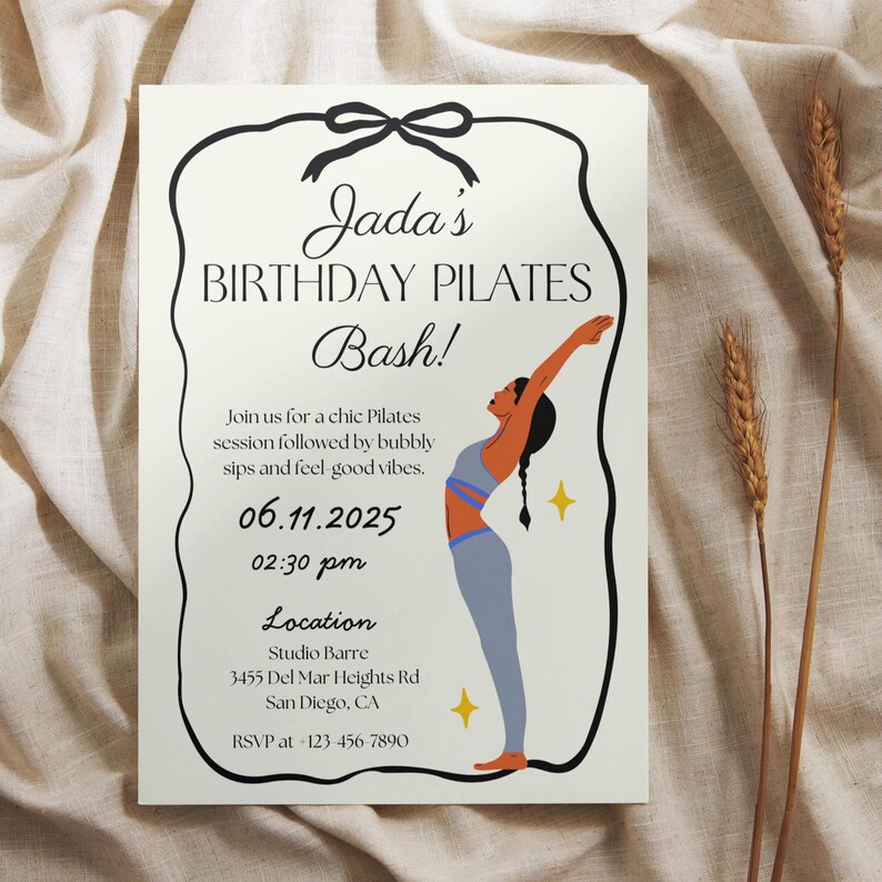 Puede incluir: Invitaci&oacute;n para el &laquo;&nbsp;Birthday Pilates Bash&nbsp;&raquo; de Jada. Borde negro con un lazo. Ilustraci&oacute;n de una mujer en postura de yoga. La fecha es el 06.11.2025 a las 14:30. Se incluyen la direcci&oacute;n y los datos de confirmaci&oacute;n.