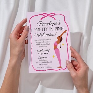 Puede incluir: Una invitaci&oacute;n rosa con un lazo en la parte superior, con el texto "Penelope's Pretty in Pink Celebration!". Incluye detalles para una sesi&oacute;n de Pilates e informaci&oacute;n de RSVP. Un borde rosa enmarca el texto y un gr&aacute;fico de una mujer haciendo Pilates.