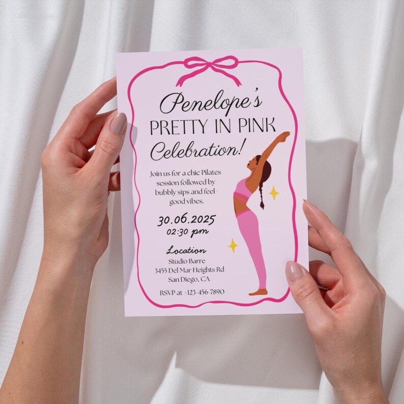 Puede incluir: Una invitaci&oacute;n rosa con un lazo en la parte superior, con el texto "Penelope's Pretty in Pink Celebration!". Incluye detalles para una sesi&oacute;n de Pilates e informaci&oacute;n de RSVP. Un borde rosa enmarca el texto y un gr&aacute;fico de una mujer haciendo Pilates.
