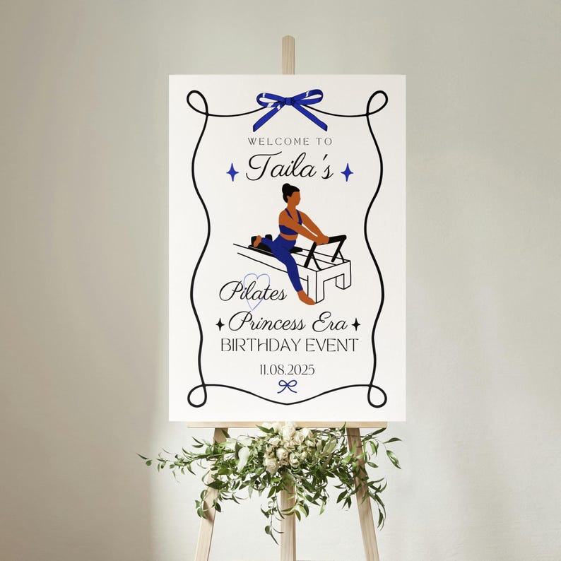 Może przedstawiać: Biały znak na sztaludze z czarno-niebieskim wzorem. Na znaku widnieje napis "Witamy w Taila's Pilates + Princess Era + Urodziny 11.08.2025". Projekt zawiera kobietę uprawiającą Pilates i ozdobne zdobienia.