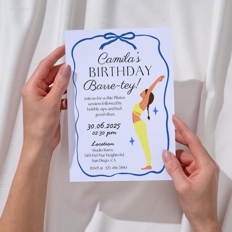 Puede incluir: Una invitaci&oacute;n blanca con un borde azul y el texto "Camila's BIRTHDAY Barre-tey!". Una ilustraci&oacute;n amarilla de una persona haciendo una pose de yoga est&aacute; a la derecha. La invitaci&oacute;n incluye detalles del evento.