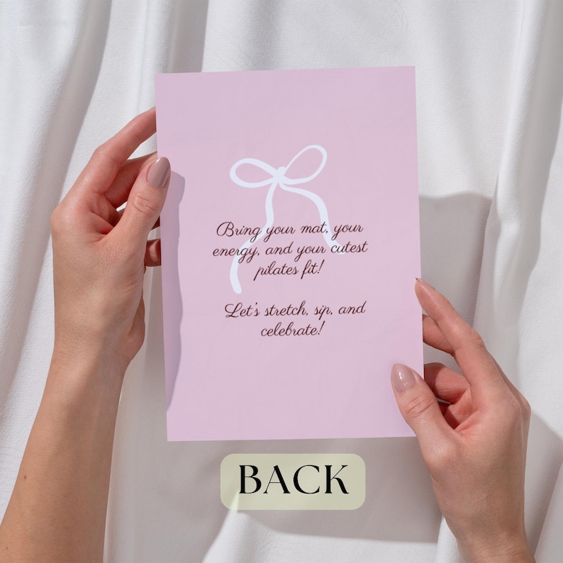 Puede incluir: Una tarjeta rosa claro con texto blanco y una ilustraci&oacute;n de lazo es sostenida por manos. La tarjeta dice: "Bring your mat, your energy, and your cutest pilates fit! Let's stretch, sip, and celebrate!" La palabra "BACK" est&aacute; abajo.