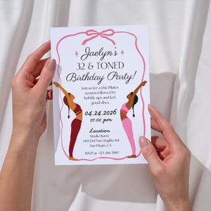 Puede incluir: Una tarjeta de invitaci&oacute;n blanca con un borde rosa y el texto "Jaelyn's 32 & TONED Birthday Party!". Dos mujeres con ropa deportiva se representan en poses de yoga. Los detalles del evento incluyen la fecha, la hora y el lugar.