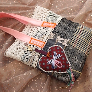 Handgemaakte minidraagtas met hartsleutelhanger - minihandtas met patchworkkralen - unieke cottage-chique accessoires - sprookjestas met bedels