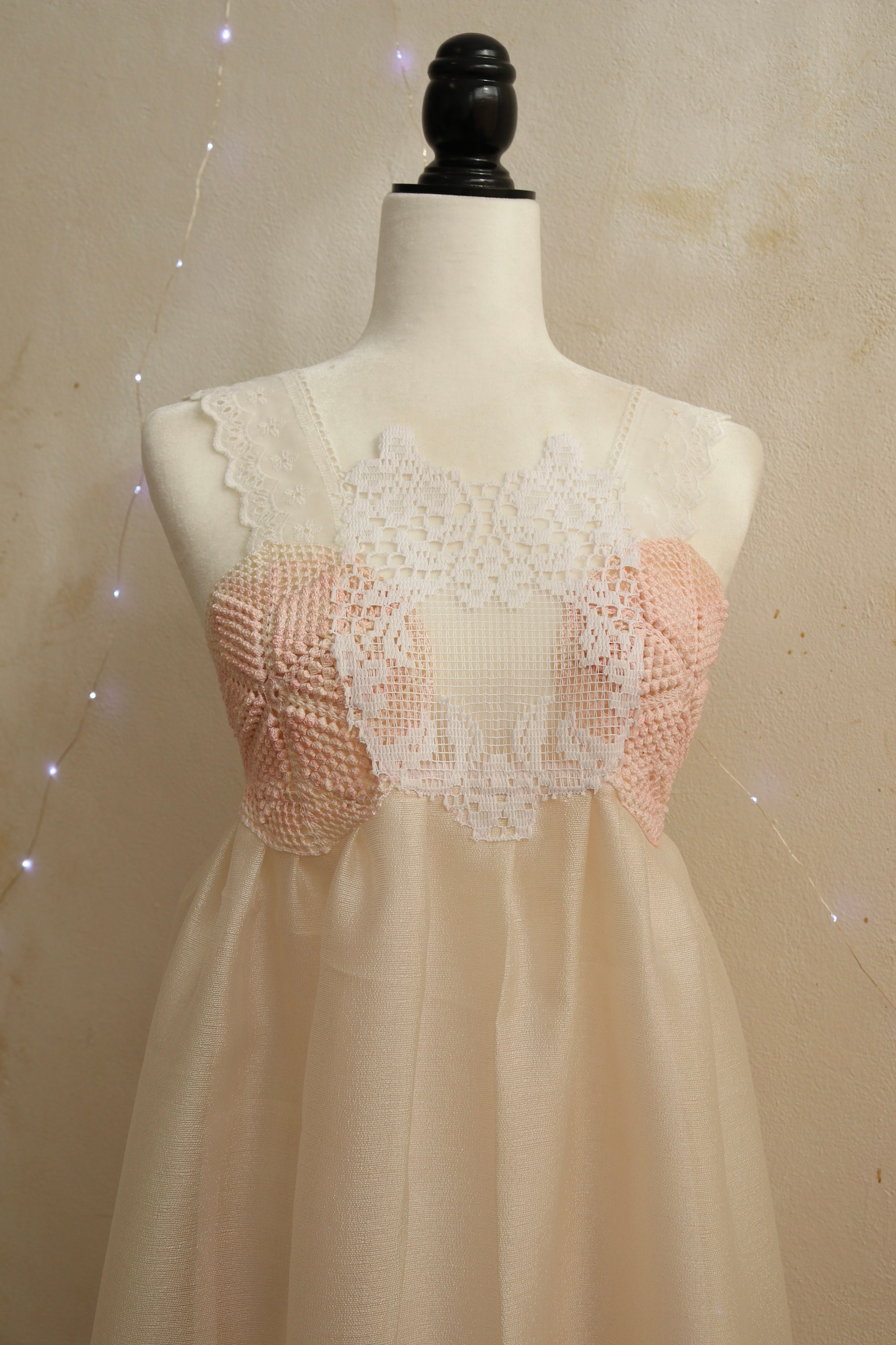 Robe cottage éthérée faite main - Robe cottage fluide recyclée unique - Fantaisie romantique - robe de maternité en dentelle - crochet et dentelle antiques
