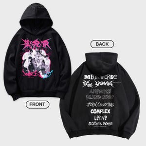 Könnte beinhalten: Schwarzer Kapuzenpullover mit einem grafischen Druck einer Gruppe von Personen auf der Vorderseite und Text auf der Rückseite. Der Text auf der Rückseite enthält "MEGUIVERSE", "사각지대", "BLIND SPOT", "가려줘 Cover Me", "COMFLEX", "Leave", und "SOCIAL PATH".