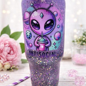 Bicchiere glitterato alieno viola / Tazza spaziale antisociale / Acciaio inossidabile da 40 once / Estetica galattica carina / Regalo per introversi immagine 1