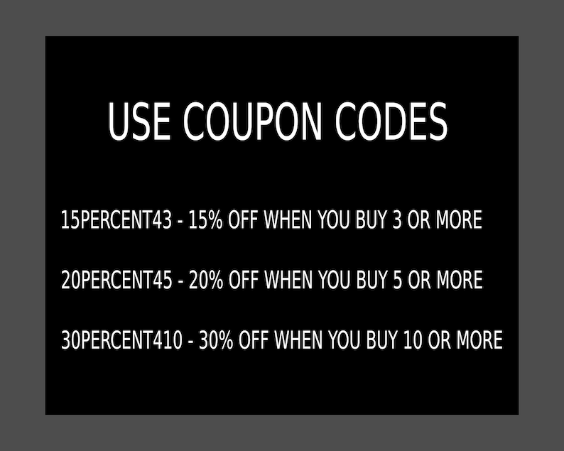 Puede incluir: Texto en blanco y negro sobre fondo negro. El texto dice "USAR C&Oacute;DIGOS DE CUP&Oacute;N" y enumera tres c&oacute;digos de cup&oacute;n con descuentos para comprar 3, 5 o 10 art&iacute;culos o m&aacute;s. Los c&oacute;digos son 15PERCENT43, 20PERCENT45 y 30PERCENT410.