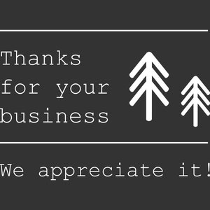 Puede incluir: Gr&aacute;fico en blanco y negro con el texto "Gracias por su negocio. Lo apreciamos!" y dos pinos blancos estilizados.