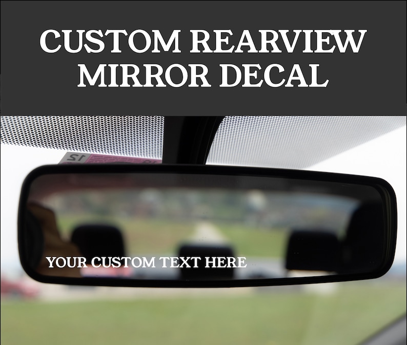 Puede incluir: Un espejo retrovisor negro con una calcoman&iacute;a blanca que dice "YOUR CUSTOM TEXT HERE".