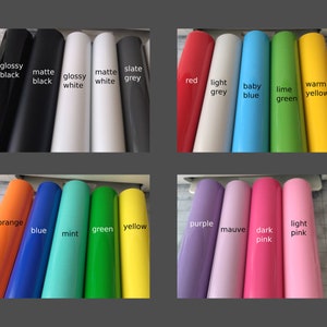 Puede incluir: Una variedad de colores de vinilo en rollos, incluyendo negro brillante, negro mate, blanco brillante, blanco mate, gris pizarra, rojo, gris claro, azul beb&eacute;, verde lima, amarillo c&aacute;lido, naranja, azul, verde menta, amarillo, morado, malva, rosa oscuro y rosa claro.