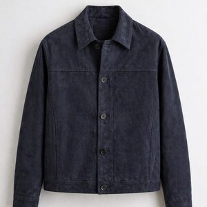Pu&ograve; includere: Giacca blu navy con chiusura a bottoni e colletto. La giacca ha un aspetto strutturato e un design classico, adatta a varie occasioni. &Egrave; un capo di abbigliamento versatile.