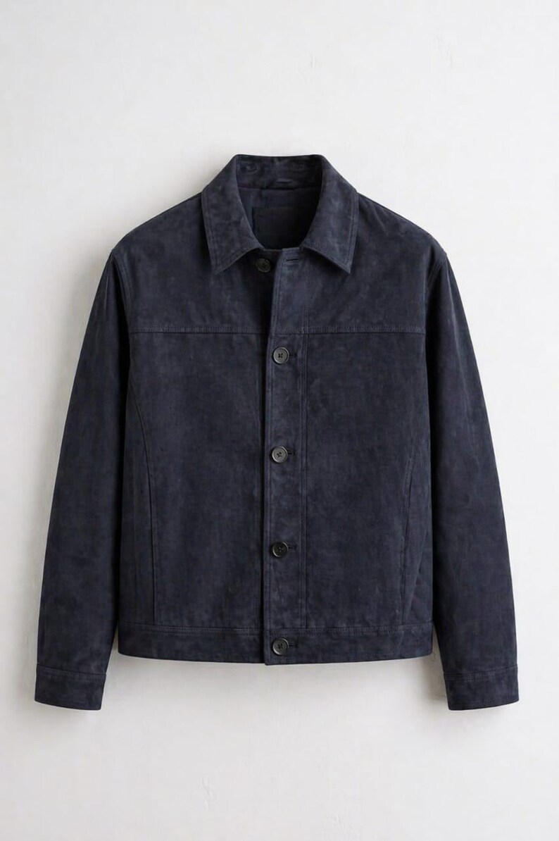 Pu&ograve; includere: Giacca blu navy con chiusura a bottoni e colletto. La giacca ha un aspetto strutturato e un design classico, adatta a varie occasioni. &Egrave; un capo di abbigliamento versatile.