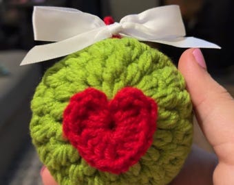 手作りのかぎ針編みのクリスマスオーナメント