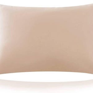K&ouml;nnte beinhalten: Ein hellbeiger Satin-Kissenbezug. Der Kissenbezug ist glatt und faltenfrei.