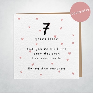 Sei ancora la migliore decisione che abbia mai preso / Biglietto d'auguri divertente e romantico per l'anniversario / Disponibile un anno personalizzato / Sfondo con scarabocchio a forma di cuore