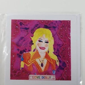 Dolly Parton - Tarjeta de felicitación de cumpleaños hecha a mano adornada 'Love Dolly' - de la obra de arte textil original en blanco