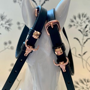 Sporenriemen aus schwarzem Englisch Leder mit Rosegold Schnallen und Rosegold Kristallen