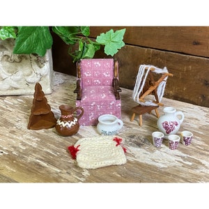Vintage Dollhouse Pink Cottagecore Living Room Set  - 10 Pieces | Armchair, Rug, Spinning Wheel, Shelf, Pottery | Vintage Toys | Lot 21