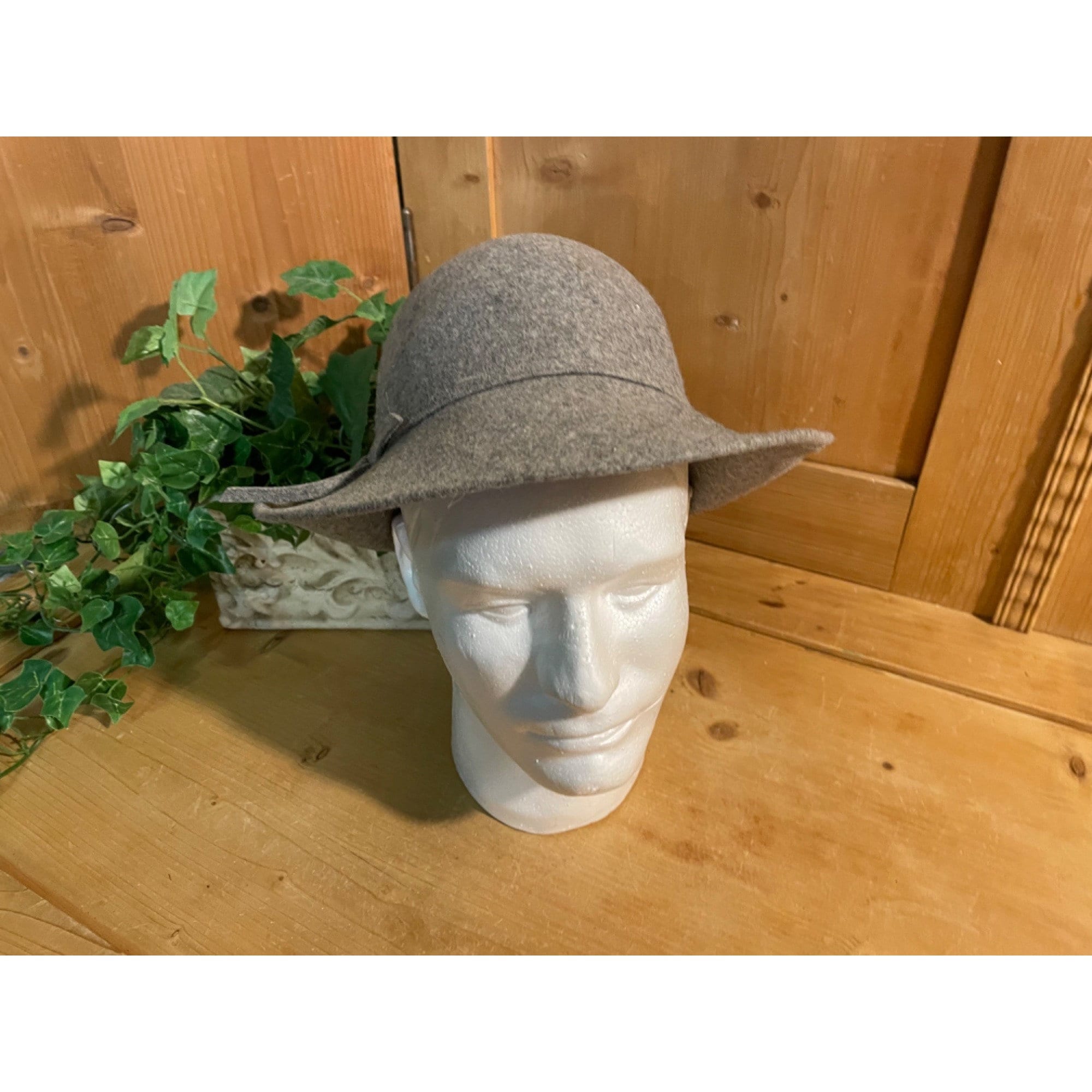 Vintage Womens Gray Felt Hat | Doe Skin Felt | 100% Wool 