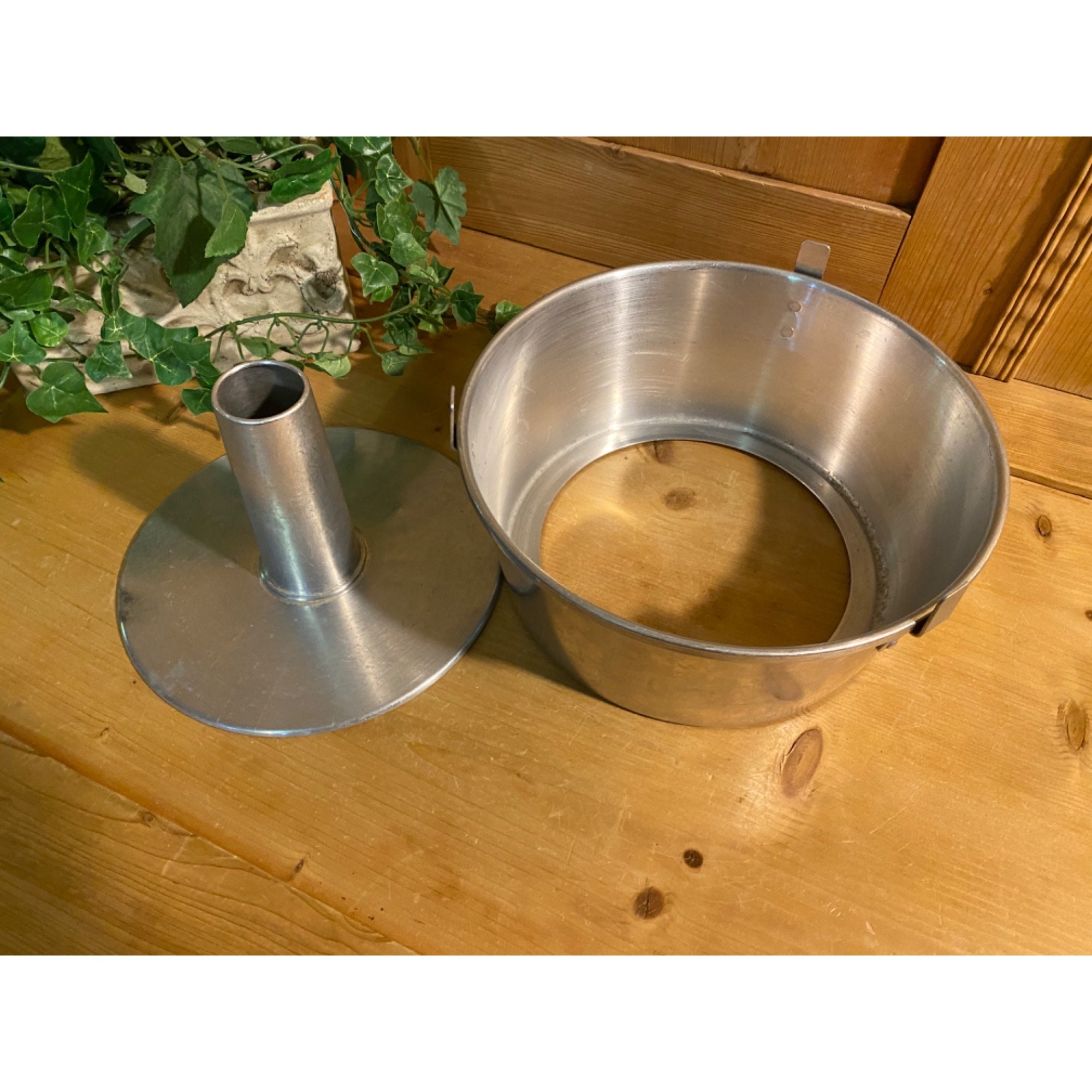 Vintage 2-piece Aluminum 10 inch Tube /Angel Food Cake Pan with Cooling  Legs
