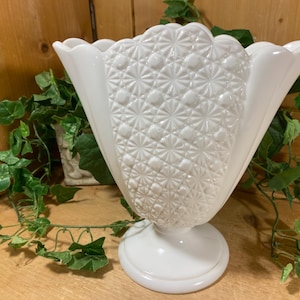 Jarrón abanico vintage Fenton de vidrio blanco lechoso con margaritas y botones, florero con pedestal de vidrio blanco lechoso con borde festoneado, decoración de mesa estilo cottagecore.