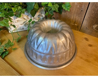 Vintage Aluminum Dessert Bundt Cake Mold | Farmhouse Vintage Jello Mold | Cottagecore Kitchen Dessert Mold | Vintage Kitchen Decor