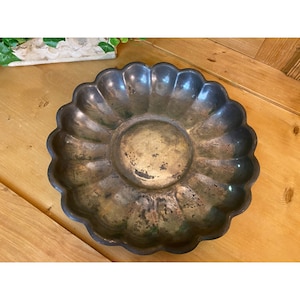 Vintage Silver Plated Round Fluted Metal Dish | Reed and Barton | Scalloped Round Bowl with Patina | Academia | Farmhouse Kitchen Decor
