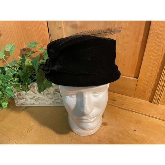 Vintage Womens Black Velvet Hat With Single Feather  display picture 1