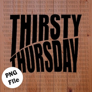 Può includere: Grafica digitale con le parole "THIRSTY THURSDAY" in grandi lettere nere. Lo sfondo è una texture effetto legno con la parola "VIBES" ripetuta. Un cerchio bianco con "PNG File" è in basso a sinistra.