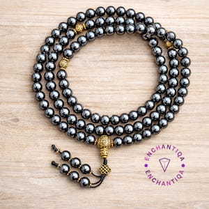 Puede incluir: Un juego de tres tazas de cerámica con un acabado mate moteado. Cada taza presenta un color diferente: azul claro, crema y gris. Las tazas tienen un diseño simple y moderno y un asa cómoda.