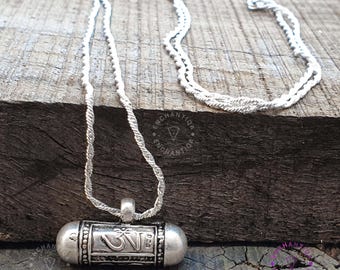 Nepalska tybetańska puszka modlitewna ze srebra próby 925, piękne cylindryczne amulety, Om Dorje i oko Buddy, mały wisiorek GAU, tybetańska puszka modlitewna