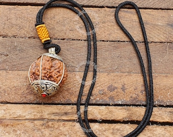 Wisiorek z 5 dużymi, nepalskimi koralikami Rudraksha, 5-mukhi, z tybetańskiego srebra, z regulowanym sznurkiem ~ ręcznie robiony w Nepalu, z pięcioma koralikami Rudraksha