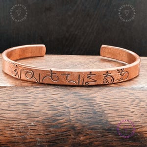 Handgemachtes Kupfer Armreif: Om Mani Padme Hum Mantra, Tibetischer Schmuck