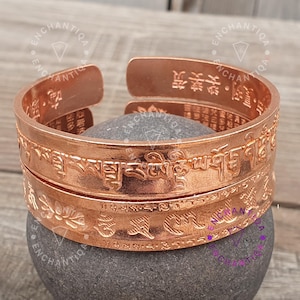 Pulsera ajustable de dos piezas de cobre tibetano con el sutra del corazón de loto Om Mani Padme Hum y el mantra de seis caracteres.