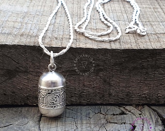 Collar con colgante de plata de ley 925 tibetana Om Mani Padme Hum ovalado pequeño Gau, amuleto budista con mantra y medallón de protección.