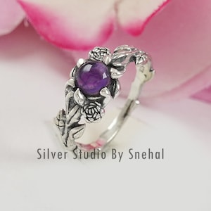 Delicado anillo de amatista en plata de ley con diseño vintage de flores y hojas.