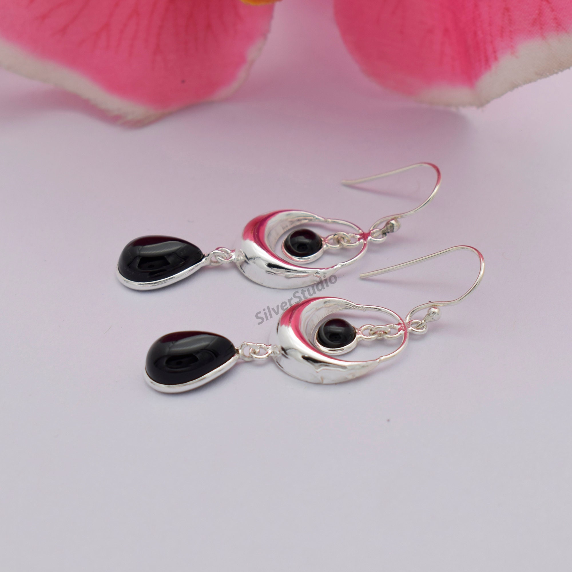 Orecchini pendenti in argento sterling articolato con onice nero e intarsio in pietra preziosa a forma di luna in ottone, firmati TABRA, in metallo misto - Italia