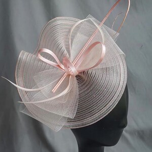 Piękny kapelusz z piórami kokardkowymi na wyścigi konne Del Mar, wesele, kościół, Royal Ascot, imprezy koktajlowe, przyjęcie herbaciane, formalne, okazje do noszenia kapelusza,