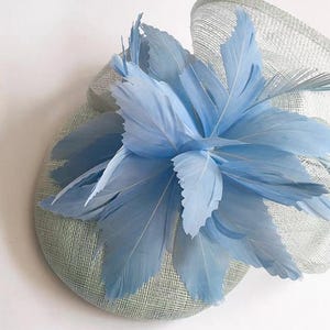 Niebieski kapelusz z piórami na wyścigi konne Del Mar, elegancki kapelusz, wesele, kościół, Royal Ascot, imprezy koktajlowe, przyjęcie herbaciane, formalne, okazja do noszenia kapelusza