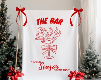 Vintage illustratie van de kerstman in een glas. Kerstcocktailbord in grillige stijl. Kerstbarbord. Feestbord.